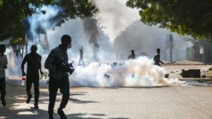 عشرات المصابين باحتجاجات السودان.. وعودة الإنترنت والاتصالات