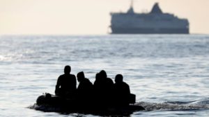 فرنسا.. إنقاذ عشرات المهاجرين من الغرق في بحر المانش