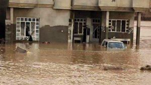 فيضانات العراق تقتل 11 وتسقط جسرا حديديا