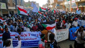 محتجو السودان يقتربون من القصر... والشرطة تفرّقهم بالغازات
