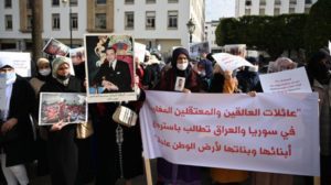 أهالي متشددين في سوريا والعراق يتظاهرون بالرباط للمطالبة بإجلائهم