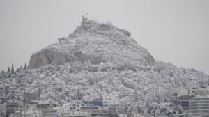 الثلوج توقف حركة الملاحة في مطار إسطنبول وتغلق البرلمان اليوناني