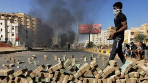 السودان محتجون يغلقون «شريان الشمال» واحتجاز شاحنات مصرية