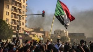 شوارع السودان تعج بآلاف المحتجين.. قنابل غاز وصيحات غضب