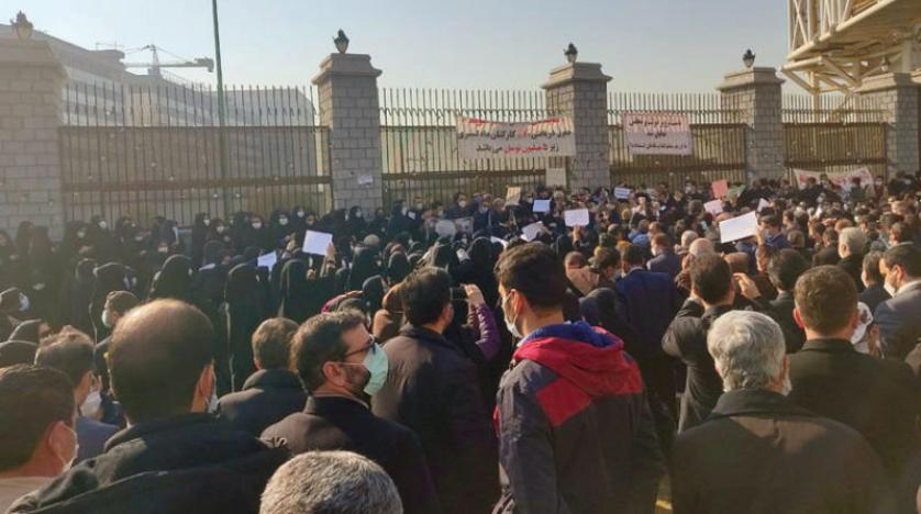 منتسبو القضاء الإيراني يحتجون على أوضاعهم المعيشية