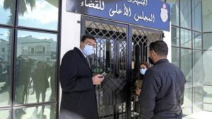 الرئيس التونسي يرفض «التدخل الأجنبي» بعد مسعى لحل «الأعلى للقضاء»
