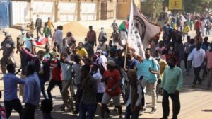 السودان إطلاق الغاز المسيل للدموع على آلاف المتظاهرين المناهضين للانقلاب