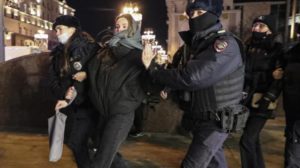 الشرطة الروسية تعتقل أكثر من 700 مشارك في تظاهرات مناهضة للحرب