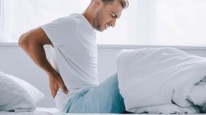 طبيب هناك صلة تربط آلام المفاصل ووضعية النوم