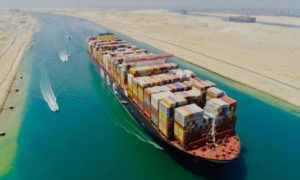 قناة السويس ترفع رسوم العبور بما يصل إلى 10%