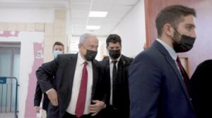 محامو نتنياهو يخططون لتأجيل محاكمته سنة