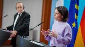 وزيرة خارجية ألمانيا تتهم بوتين بـ«الكذب» وتتوعده بعقوبات «قاسية»