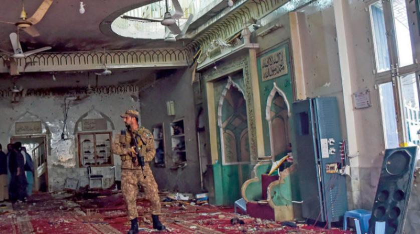 باكستان 56 قتيلاً وعشرات الجرحى في تفجير انتحاري بمسجد في مدينة بيشاور