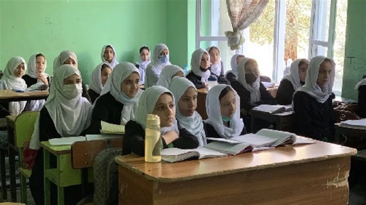 طالبان فتحت مدارس الفتيات الثانوية لساعات ثم حدثت المفاجأة