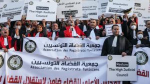 قضاة تونس يرفضون مجلس القضاء المعيّن لا يمكن أن يكون تابعاً للسلطة التنفيذية ويُمثّل تراجعاً عن مكاسب الثورة