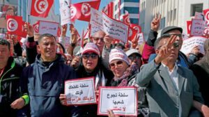 مقربون من الرئيس التونسي «ينقلبون» على قراراته السياسية