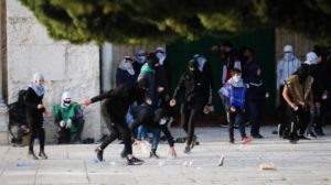 27 جريحا في صدامات جديدة في باحة المسجد الأقصى