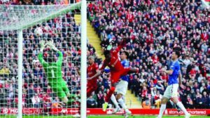 ليفربول يحسم ديربي «مرسيسايد» مواصلاً مطاردة سيتي المتصدر ودافعاً إيفرتون لمنطقة الهبوط