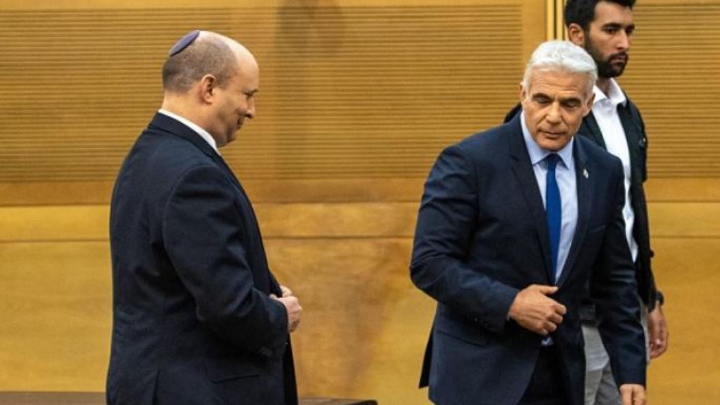 بينت ولبيد يتفقان على الشروع في حل الكنيست والاتجاه إلى انتخابات جديدة