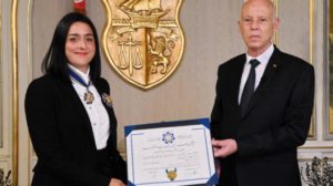 الرئيس التونسي يكرم أُنس جابر ويمنحها وسام الاستحقاق