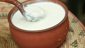 خفيف ومنعش ومغذٍ... لهذه الأسباب الزبادي أفضل وجبة صيفيّة