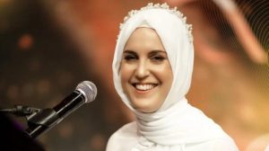 بعد أن أشهرت إسلامها.. مغنية إنجليزية تطرح كليب -طلع البدر علينا- بمناسبة رأس السنة الهجرية