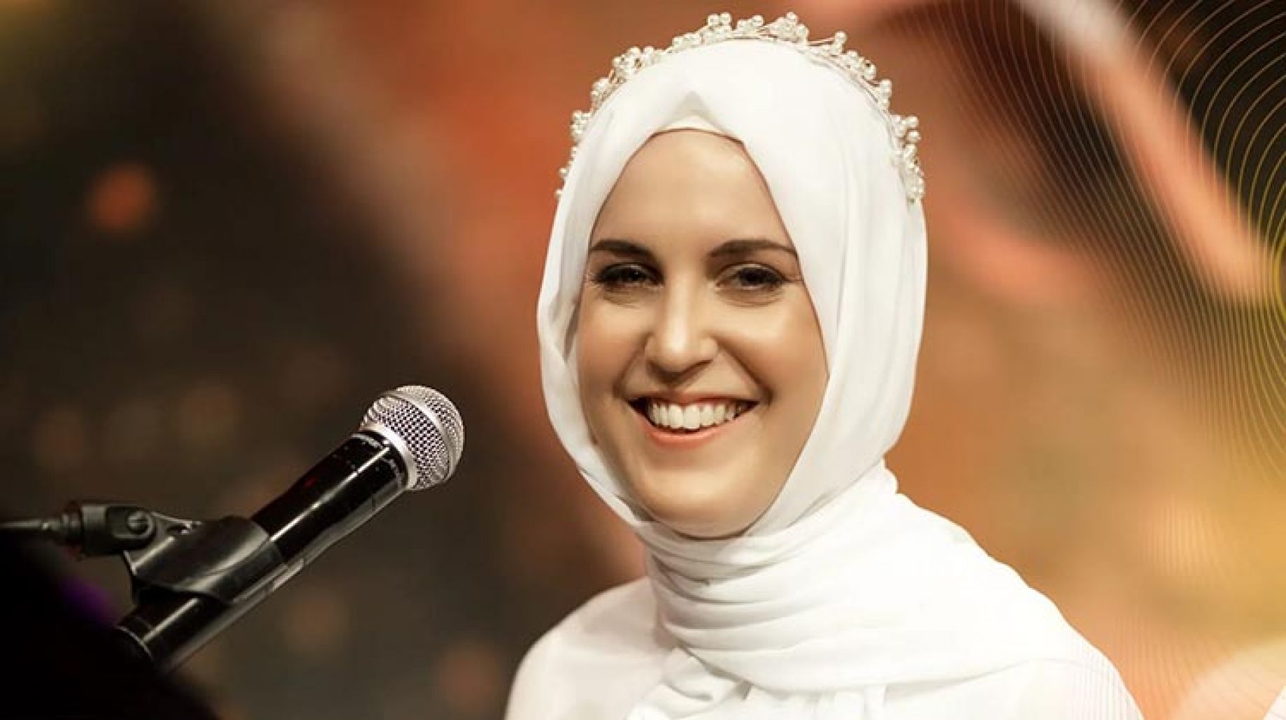 بعد أن أشهرت إسلامها.. مغنية إنجليزية تطرح كليب -طلع البدر علينا- بمناسبة رأس السنة الهجرية