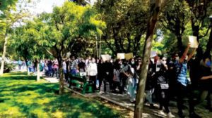 احتجاجات إيران تنهكها... وتلويح غربي بعقوبات