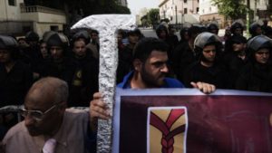 تضامن مصري واسع مع عمال بشاي للصلب في اليوم الـ18 من إضرابهم