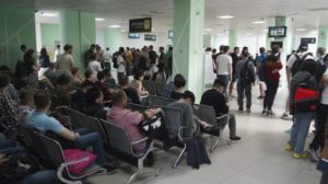 عشرات آلاف الروس يفرون إلى الجمهوريات السوفياتية السابقة هرباً من التعبئة