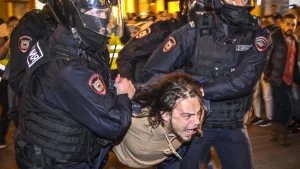 متظاهرون موقوفون في روسيا يرغمون على الاختيار بين الجبهة والسجن