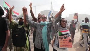 السودان الآلاف يتظاهرون في الذكرى الأولى للانقلاب وسط انقطاع الإنترنت