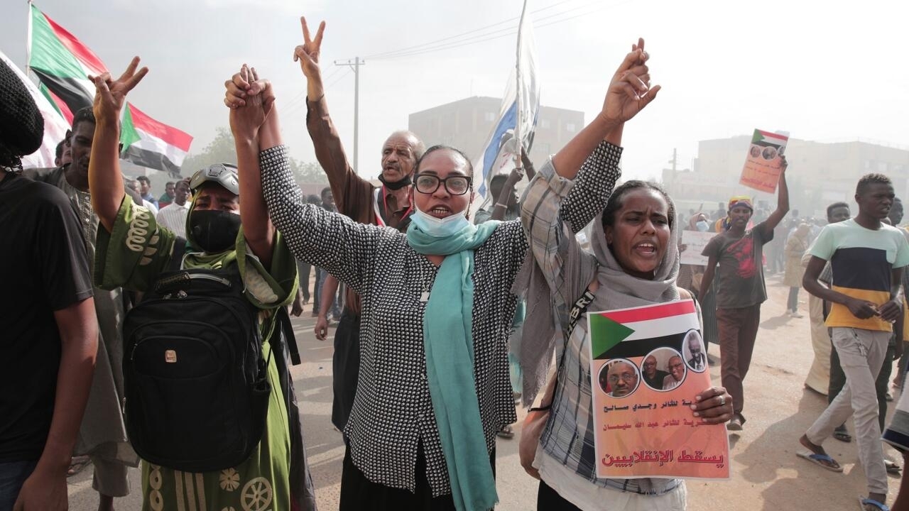 السودان الآلاف يتظاهرون في الذكرى الأولى للانقلاب وسط انقطاع الإنترنت