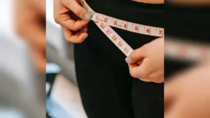 العشاء المتأخر والسمنة.. دراسة تكشف الرابط بينهما