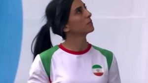 مخاوف بشأن سلامة متسلقة إيرانية ظهرت دون حجاب في بطولة دولية