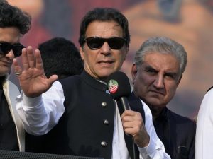 باكستان إصابة رئيس الوزراء السابق عمران خان برصاصة في قدمه خلال مسيرة احتجاجية بشرق البلاد