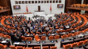 تركيا تنفذ أول توقيف بحق صحافي بموجب قانون التضليل