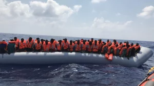 سفينة اوشن فايكينغ تنقذ اكثر من مئة مهاجر في المتوسط