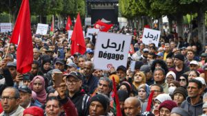 مئات المواطنين التونسيين يتظاهرون ضد الرئيس قيس سعيد قبل أسبوع من انتخاب برلمان جديد
