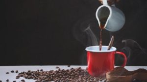 طبيبة توضح المعيار اليومي لشرب القهوة
