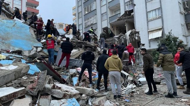 تكاثف الجهود الدولية لمساعدة تركيا وسوريا المتضررتين بعد زلزال مدمر خلف آلاف القتلى والجرحى