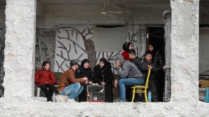 سوريون يرفضون مغادرة منازلهم المتصدّعة في حلب