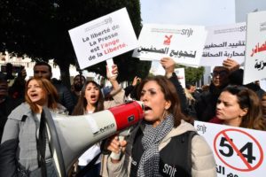 صحافيون تونسيون يتظاهرون للتنديد بقمع السلطات