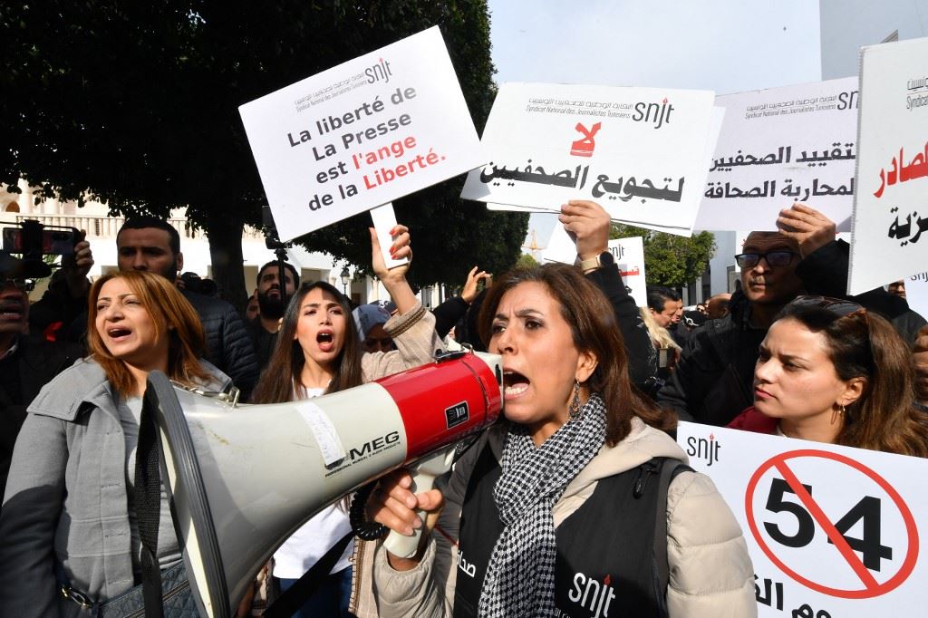صحافيون تونسيون يتظاهرون للتنديد بقمع السلطات