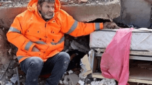 من تحت أنقاض زلزال تركيا... يجلس منذ وقوع الزلزال ممسكا بيد ابنته التي لفظت أنفاسها تحت الأنقاض