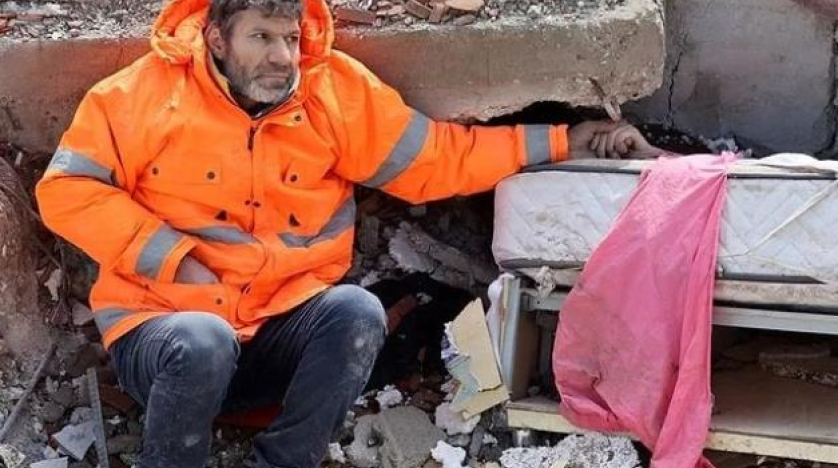 من تحت أنقاض زلزال تركيا... يجلس منذ وقوع الزلزال ممسكا بيد ابنته التي لفظت أنفاسها تحت الأنقاض