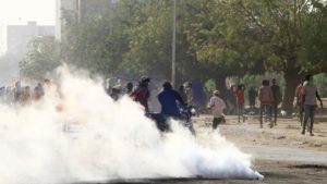 آلاف السودانيين يتظاهرون في أم درمان لمطالبة العسكر بتسليم السلطة للمدنيين