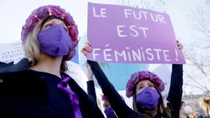 المساواة في الرواتب بين المرأة والرجل تشهد تحسنا طفيفا والنساء يعانين من عقوبة الأمومة