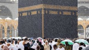 أمطار غزيرة على مكة ورئاسة الحرمين تفعّل خطة الطوارئ