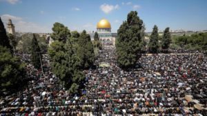 ربع مليون فلسطيني يؤدون صلاة الجمعة في المسجد الأقصى